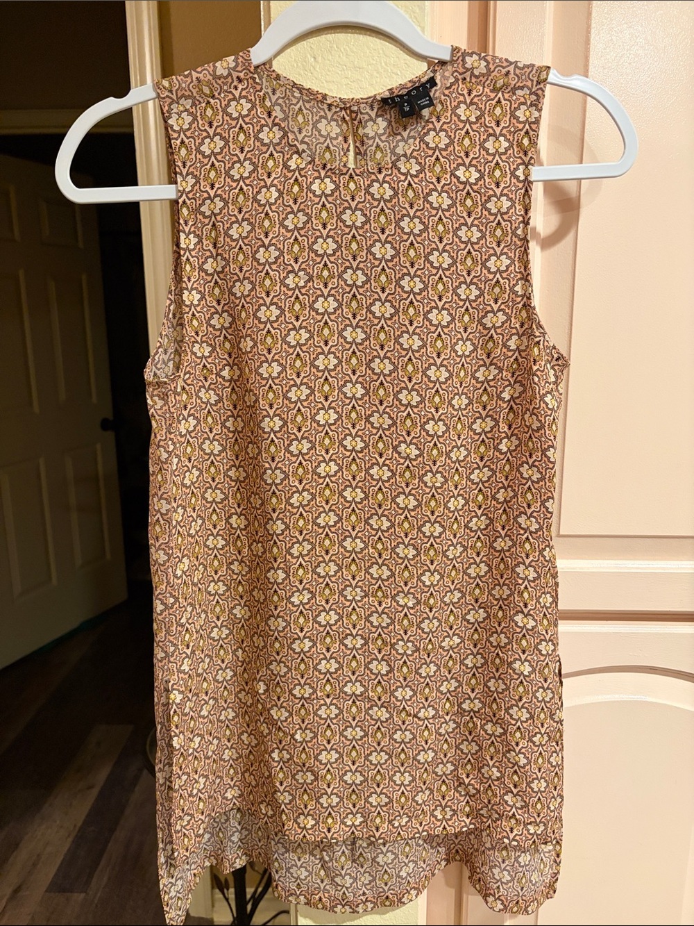 Theory Floral-Print Sleeveless silk blouse beautiful delicate pattern.❤️🤩